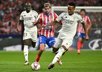 Atlético e Real Madrid empatam em clássico marcado confusão na torcida