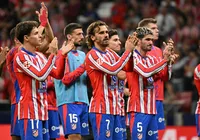Atlético expulsa torcedor que atirou objetos no campo em clássico