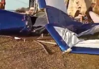 Avião faz pouso pouso de emergência e fica destruída ; Veja vídeo