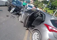 Batida entre dois carros bloqueia viaduto no Centro de Salvador