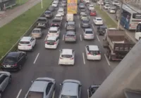 Acidente deixa casal ferido e congestiona trânsito na Av. Paralela, em Salvador