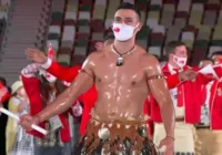 “Besuntado de Tonga” ressurge vestido nas Olimpíadas de Paris; veja