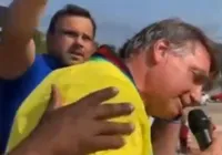 Bolsonaro é atacado por abelhas durante comício no RN; assista