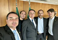 Bolsonaro monta estratégia para garantir futuro político do filho imagem