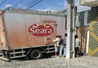 Caminhão desgovernado invade residência em Conceição do Coité