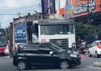 Caminhão do lixo bate em carro no meio da Avenida Suburbana
