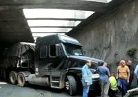 Caminhão fica preso em viaduto da Via Expressa em Salvador