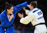 Medalhista olímpica cai na estreia, chora e abraça repórter; vídeo