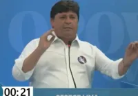 Candidato rebate crítica em debate: "Chupa aqui para ver se sai leite"