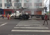 Carreta desgovernada derruba poste em Salvador e deixa feridos; vídeo