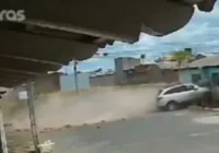 Carro desgovernado atravessa paredes de duas casas; assista vídeo