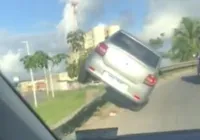 Carro fica pendurado em proteção de viaduto em Salvador; veja vídeo