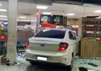 Carro invade loja de conveniência em posto e deixa feridos na Av. Paralela