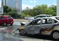 Carro pega fogo e fica destruído em avenida de Salvador