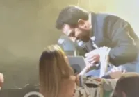 Casado, Luciano Camargo recebe beijo na boca de fã durante show; vídeo