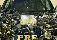 Casal é preso pela PRF com arsenal de pistolas em carro