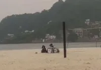 Vídeo: casal faz sexo ao lado de criança em praia do litoral