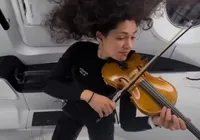 Com participação do NEOJIBA, engenheira toca violino no espaço