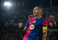 Raphinha renova contrato com o Barcelona até 2028