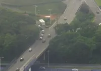 Contêiner cai de caminhão e interdita trecho da BR-324