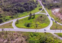 Corpo de homem é encontrado com as mãos amarradas na mata em Camaçari