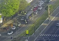 Cratera de quase 1 metro interdita trecho em avenida de Salvador