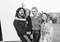 Dave Grohl anuncia nascimento de filha fora do casamento