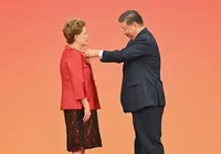 Dilma recebe medalha de presidente chinês Xi Jinping imagem