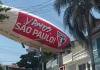 Dirigível com escudo do São Paulo cai em Osasco; veja vídeo