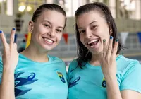 Dobradinha brasileira! Irmãs gêmeas garantem prata e bronze na natação