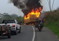 Duas pessoas morrem em batida entre moto e ônibus escolar na BR-330