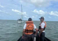 Duas pessoas são resgatadas de veleiro à deriva em Porto Seguro