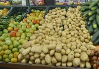 Batata cara, tomate barato: cesta básica em Salvador cai em maio imagem