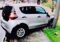 Em meio a fortes chuvas, motorista bate carro em poste na Av. Centenário