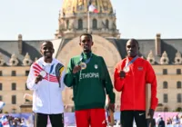 Etíope Tamirat Tola quebra recorde olímpico e vence maratona em Paris