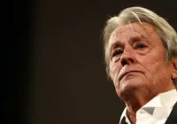 Família do ator Alain Delon se recusa a sacrificar cachorro; entenda