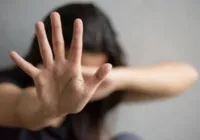 Mãe é presa após dar 'pauladas' em filha por não limpar a casa