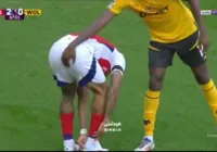 Gabriel Jesus recebe 'mão-boba' e empurra adversário; Veja vídeo