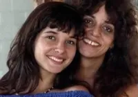 Gloria Perez 'abraça' filha assassinada há 32 anos e fica emocionada