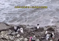 Grupo de turistas é arrastado por onda gigante na China