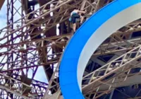 Homem é preso após escalar Torre Eiffel; Veja vídeo