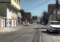 Homem é preso por cortar cabelo e sobrancelha da companheira por ciúme