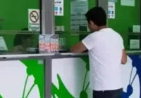 Homem ganha R$ 200 mil em loteria, mas funcionário rasga bilhete