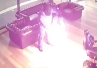 Vídeo: homem incendeia barbearia e é atingido pelo fogo