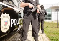 Homem usa filha pequena como escudo contra polícia para não ser preso