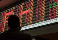 Ibovespa fecha em queda com exterior, mas banco dispara e evita o pior