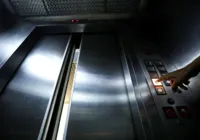 Idosas morrem esmagadas por elevador após porta abrir fora do andar