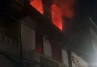 Incêndio de grandes proporções destrói casa no bairro Vila Ruy Barbosa