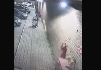 Vídeo contesta versão de homem que invadiu supermercado com carro