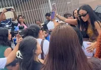 Irmã de Deolane distribui notas de R$ 100 a fã que está na porta do presídio